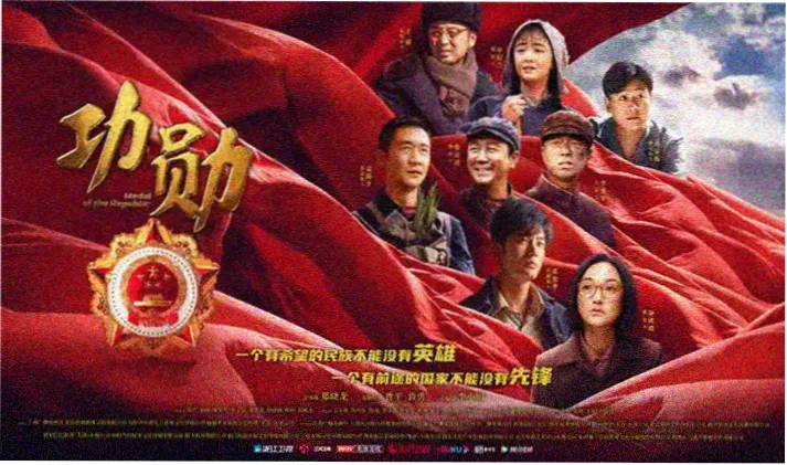 电影类封套按深棕色隔板分层摆放